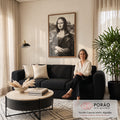 Quadro Decorativo Grande Mona Lisa Gravura para Sala Preto | quadros decorativos para sala de estar | Mona Lisa em gravura preto e branco com paisagem rochosa ao fundo | em ambiente 3 | Porao dos Quadros
