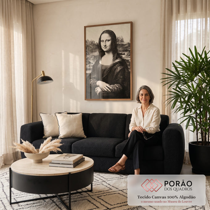 Quadro Decorativo Grande Mona Lisa Gravura para Sala Preto | quadros decorativos para sala de estar | Mona Lisa em gravura preto e branco com paisagem rochosa ao fundo | em ambiente 3 | Porao dos Quadros