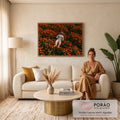 Quadro Decorativo Grande Astronauta Deitado para Sala | quadros decorativos para sala de estar | astronauta deitado em campo denso de flores laranja com capacete refletindo as pétalas | em ambiente 3 | Porao dos Quadros