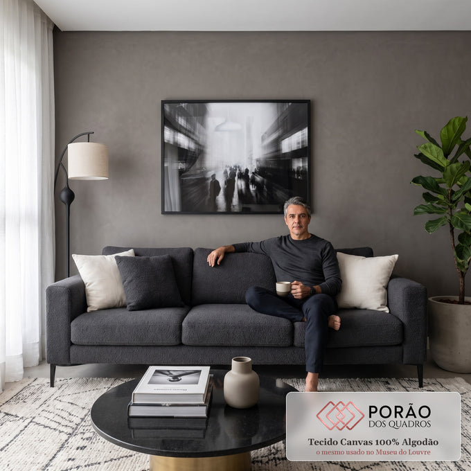Quadro Decorativo Grande Rua Urbana para Sala Preto | quadros decorativos para sala de estar | rua urbana em preto e branco com silhuetas borradas em longa exposição | em ambiente 3 | Porao dos Quadros