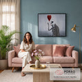 Mulher com roupa xadrez, coração vermelho flutuando e figura pálida no ombro sobre mar cinza, quadro decorativo