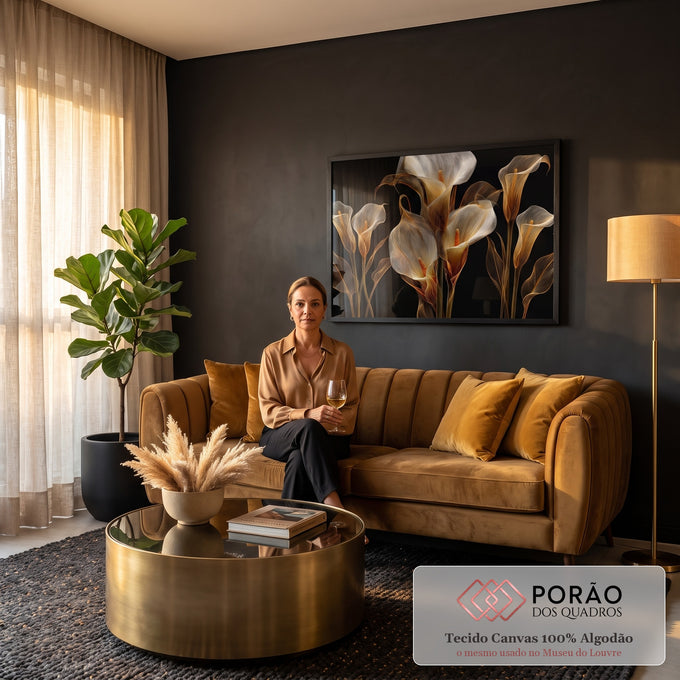 Quadro Decorativo Grande Copos-de-Leite Dourados para Sala | quadros decorativos para sala de estar | flores copo-de-leite em linhas douradas e brancas sobre fundo preto | em ambiente 3 | Porao dos Quadros