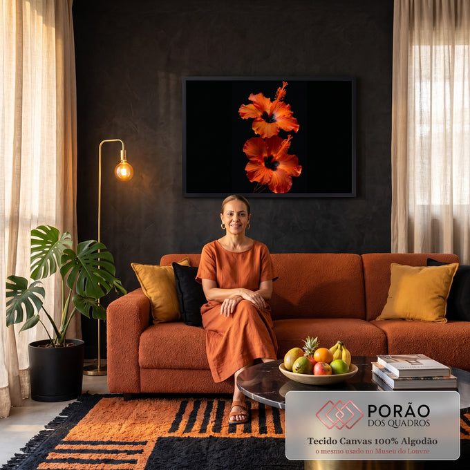 Quadro Decorativo Grande Flores de Hibisco para Sala Laranja | quadros decorativos para sala de estar | duas flores de hibisco laranja e vermelho com centro escuro em fundo preto | em ambiente 3 | Porao dos Quadros