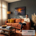 Quadro Decorativo Grande Pôr do Montanhas para Sala | quadros decorativos para sala de estar | silhueta de pessoa sentada em pico de montanha ao pôr do sol laranja | em ambiente 3 | Porao dos Quadros
