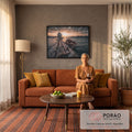 Quadro Decorativo Grande Cais de Madeira para Sala Laranja | quadros decorativos para sala de estar | cais de madeira com corda, barco rústico e pôr do sol dourado no porto | em ambiente 3 | Porao dos Quadros