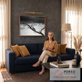 Leopardo sobre galho de árvore seca sob nuvens de tempestade em fotografia preto e branco, quadro decorativo