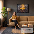 Folha de bordo amarela com gotas de chuva sobre asfalto molhado na luz dourada do entardecer, quadro decorativo