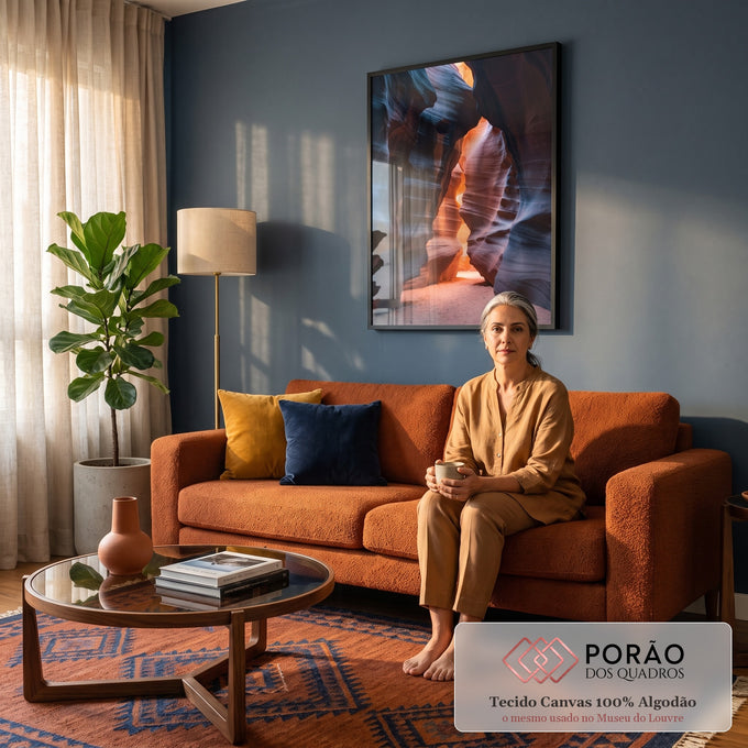 Cânion estreito de arenito com paredes azuladas e luz alaranjada ao fundo, quadro decorativo