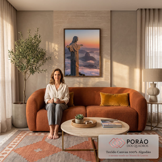 Quadro Decorativo Grande Cristo Redentor de Jesus para Sala | quadros decorativos para sala de estar | estátua do Cristo Redentor de perfil sobre nuvens com Pão de Açúcar ao fundo no pôr do sol | em ambiente 3 | Porao dos Quadros