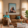 Cavalo castanho de costas com crina ruiva e cabresto azul diante do mar desfocado, quadro decorativo