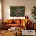 Arara vermelha e arara azul e amarela de asas abertas num galho seco na floresta verde, quadro decorativo