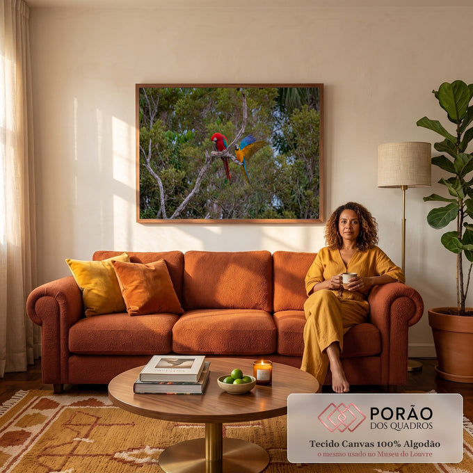 Arara vermelha e arara azul e amarela de asas abertas num galho seco na floresta verde, quadro decorativo