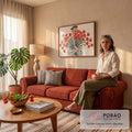 Quadro Decorativo Grande Pessoa de Boina para Sala Vermelho | quadros decorativos para sala de estar | figura de boina segurando grande buquê de flores vermelhas sobre fundo bege | em ambiente 3 | Porao dos Quadros