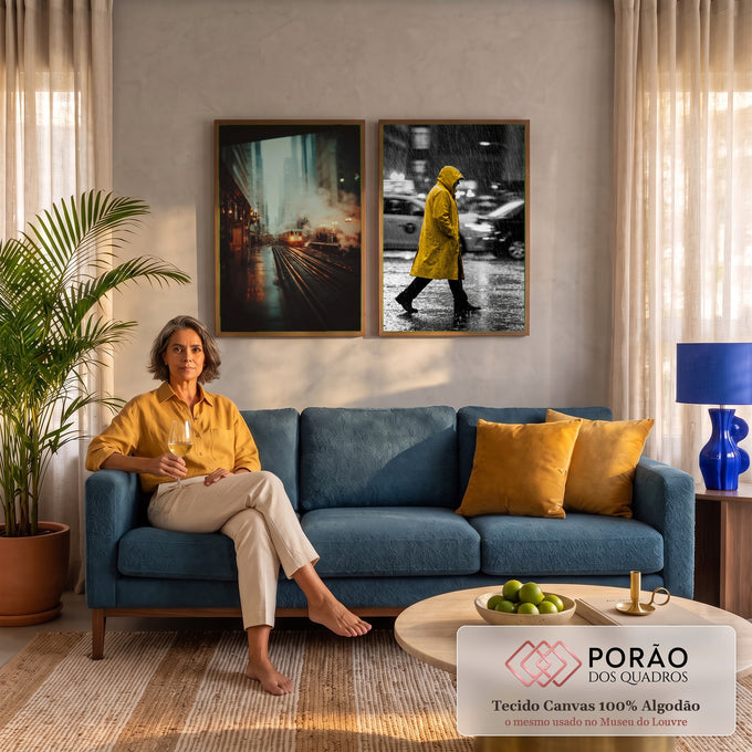 Quadro Decorativo Grande Trem Noturno para Sala Amarelo | quadros decorativos para sala de estar | trem noturno fumegante ao lado de pessoa com capa amarela caminhando na chuva | em ambiente 3 | Porao dos Quadros