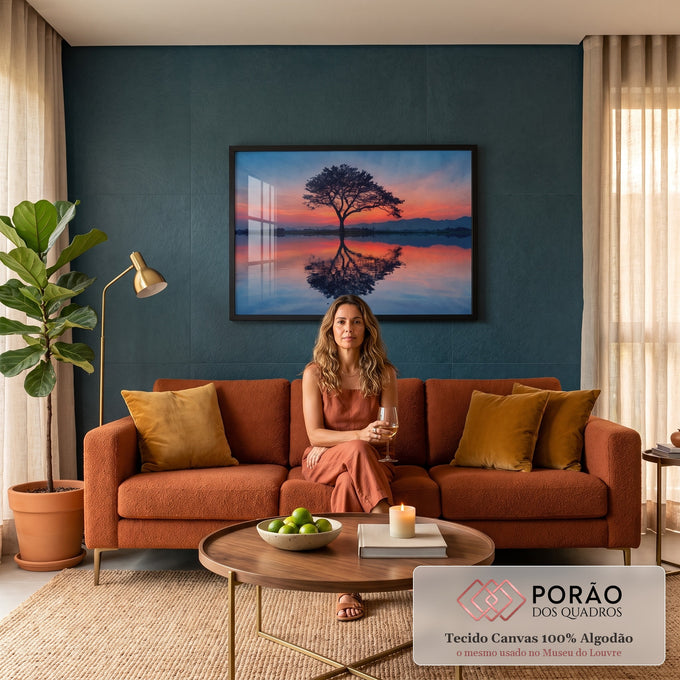 Quadro Decorativo Grande Árvore Solitária Reflexo para Sala | quadros decorativos para sala de estar | árvore solitária em silhueta refletida no lago sob céu de pôr do sol laranja e azul | em ambiente 3 | Porao dos Quadros