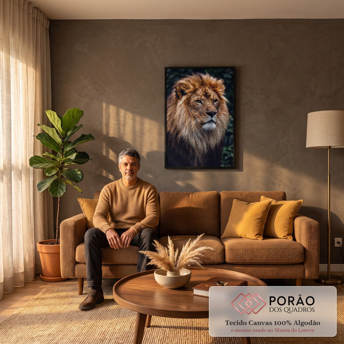 Leão de juba ruiva e olhar sério em close sobre fundo verde escuro, quadro decorativo