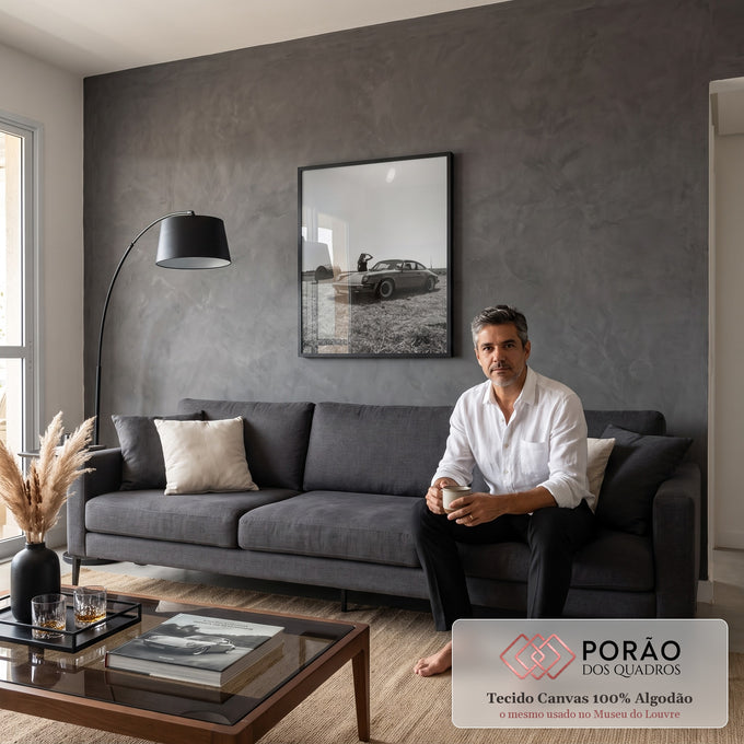Porsche 911 clássico em campo com mulher e fardo de feno, fotografia preto e branco, quadro decorativo