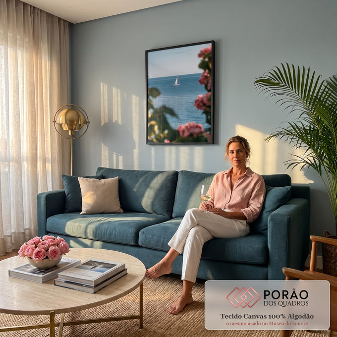 Quadro Decorativo Veleiro no Mar Emoldurado por Flores Rosa | quadros decorativos para sala de estar | veleiro branco no mar azul visto entre flores rosa desfocadas em primeiro plano | em Quadros para Escritorio | Porao dos Quadros