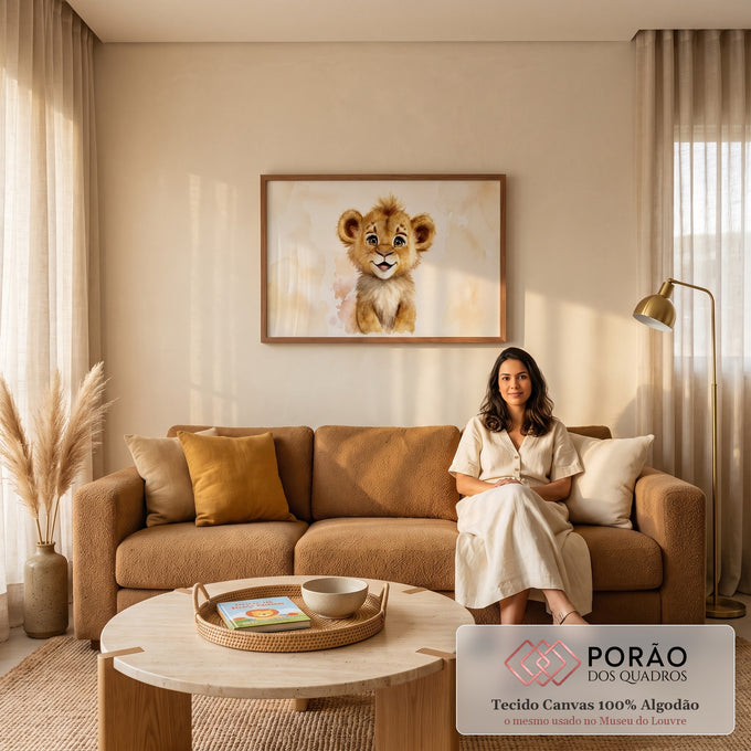 Quadro Decorativo Grande Filhote de Leão para Quarto de Bebê | quadros decorativos para sala de estar | filhote de leão fofo em aquarela com olhos grandes e sorriso doce | em ambiente 3 | Porao dos Quadros