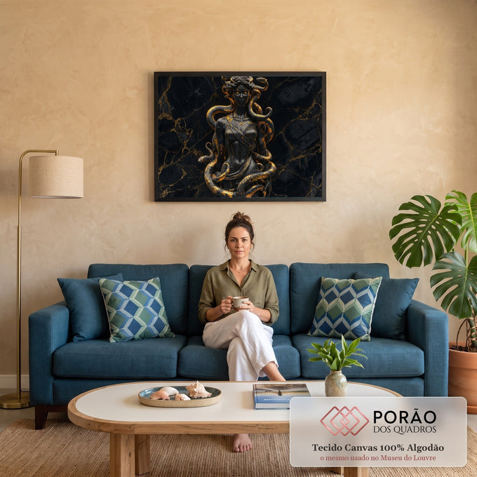 Quadro Decorativo Grande Medusa em Mármore para Sala Preto | quadros decorativos para sala de estar | figura feminina de mármore negro com serpentes douradas e olhos laranja brilhantes | em ambiente 3 | Porao dos Quadros