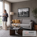 Quadro Decorativo Grande Menina Caminhando para Sala Preto | quadros decorativos para sala de estar | menina de costas caminhando por estrada de terra em foto preto e branco | em ambiente 3 | Porao dos Quadros