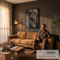 Quadro Decorativo Grande Leão com Olhar para Sala Marrom | quadros decorativos para sala de estar | close de leão com olhos âmbar e pata com garras sobre rocha escura | em ambiente 3 | Porao dos Quadros