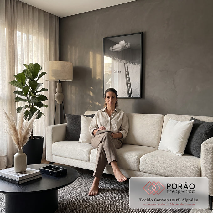 Escada encostada em muro branco com a palavra Dream e nuvem no céu escuro, preto e branco, quadro decorativo