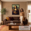 Quadro Decorativo Grande Mona Lisa Marrom para Sala | quadros decorativos | retrato clássico de mulher sorridente segurando taça de champanhe com fundo de paisagem montanhosa | em ambiente 2 | Porao dos Quadros