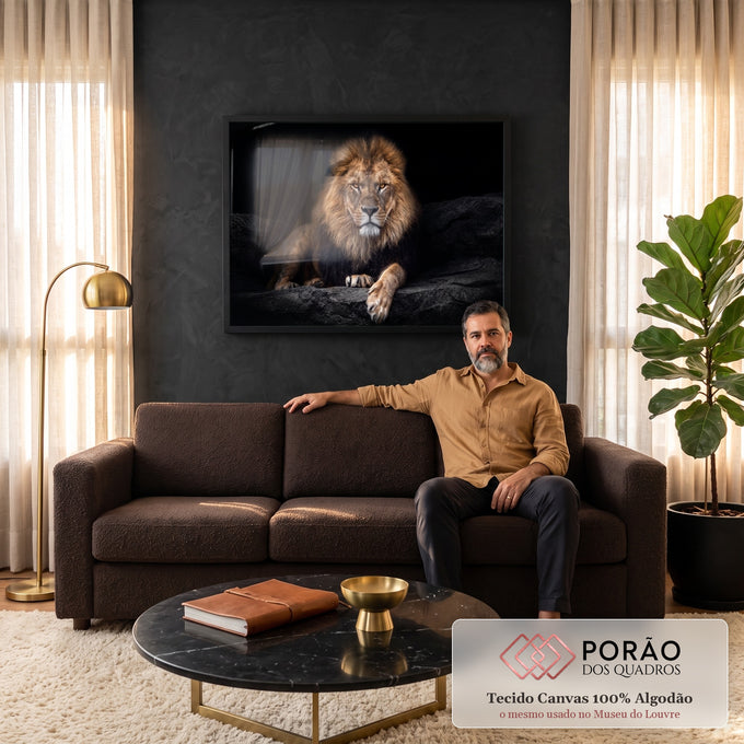 Fotografia de leão de juba dourada e olhos âmbar sobre rochas escuras em fundo preto, quadro decorativo