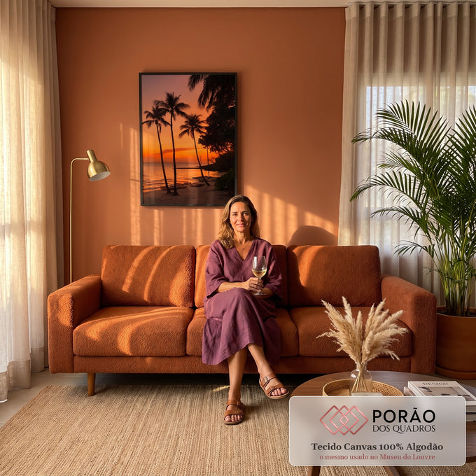 Coqueiros em silhueta na praia tropical com caiaques na areia e céu laranja ao pôr do sol, quadro decorativo