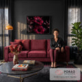 Quadro Decorativo Grande Hibisco para Sala Vermelho | quadros decorativos para sala de estar | duas flores de hibisco vermelho escuro com estames visíveis sobre fundo preto | em ambiente 3 | Porao dos Quadros