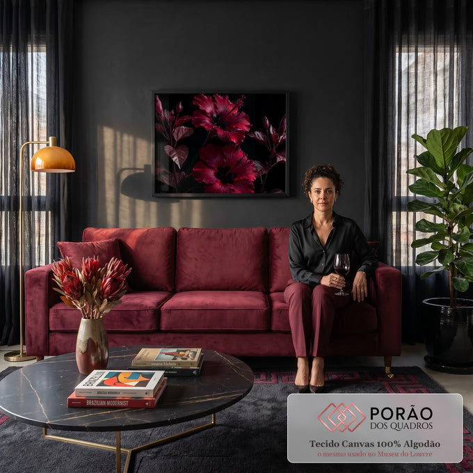 Quadro Decorativo Grande Hibisco para Sala Vermelho | quadros decorativos para sala de estar | duas flores de hibisco vermelho escuro com estames visíveis sobre fundo preto | em ambiente 3 | Porao dos Quadros