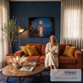 Quadro Decorativo Grande Lua Cheia Dourada para Sala Azul | quadros decorativos para sala de estar | lua cheia dourada emoldurada por árvore seca e caverna, refletida no mar | em ambiente 3 | Porao dos Quadros