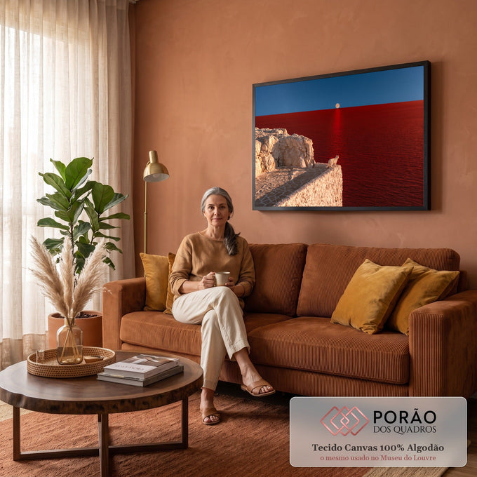 Quadro Decorativo Grande Gato Branco para Sala Vermelho | quadros decorativos para sala de estar | gato branco em muro de pedra observando lua cheia sobre mar vermelho intenso | em ambiente 3 | Porao dos Quadros