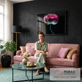 Quadro Decorativo Grande Flor de Lótus para Sala Rosa | quadros decorativos para sala de estar | lótus rosa em close-up com estames brancos sobre fundo preto | em ambiente 3 | Porao dos Quadros
