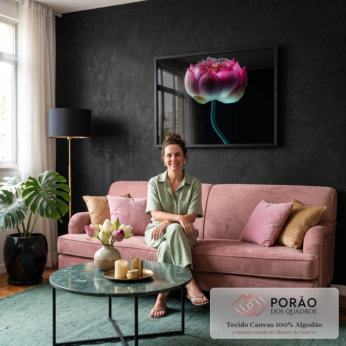 Quadro Decorativo Grande Flor de Lótus para Sala Rosa | quadros decorativos para sala de estar | lótus rosa em close-up com estames brancos sobre fundo preto | em ambiente 3 | Porao dos Quadros