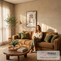 Corujinha marrom em aquarela pousada em galho com folhas verde-sálvia sobre fundo creme, quadro decorativo
