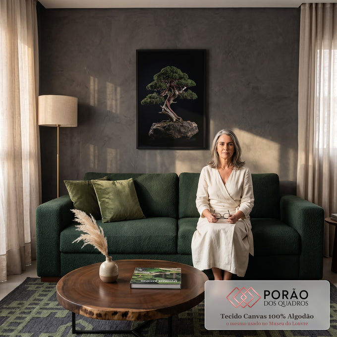 Quadro Decorativo Grande Árvore da Vida Verde para Sala | quadros decorativos para sala de estar | bonsai de tronco retorcido sobre rocha com fundo preto | em ambiente 3 | Porao dos Quadros