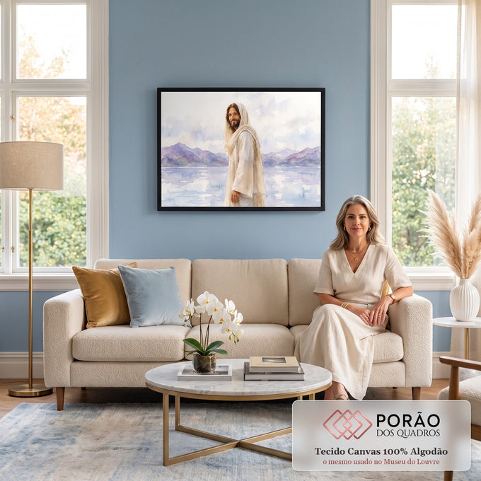Jesus Cristo sorrindo de manto claro à beira de lago com montanhas lilás em aquarela, quadro decorativo
