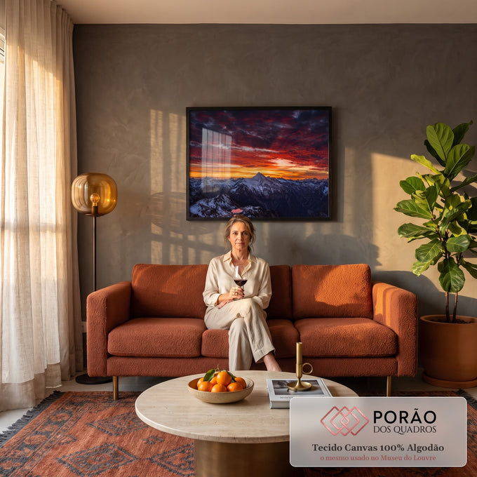 Quadro Decorativo Grande Montanhas Nevadas para Sala | quadros decorativos para sala de estar | pico nevado sob céu vermelho intenso com lago refletindo a luz ao entardecer | em ambiente 3 | Porao dos Quadros