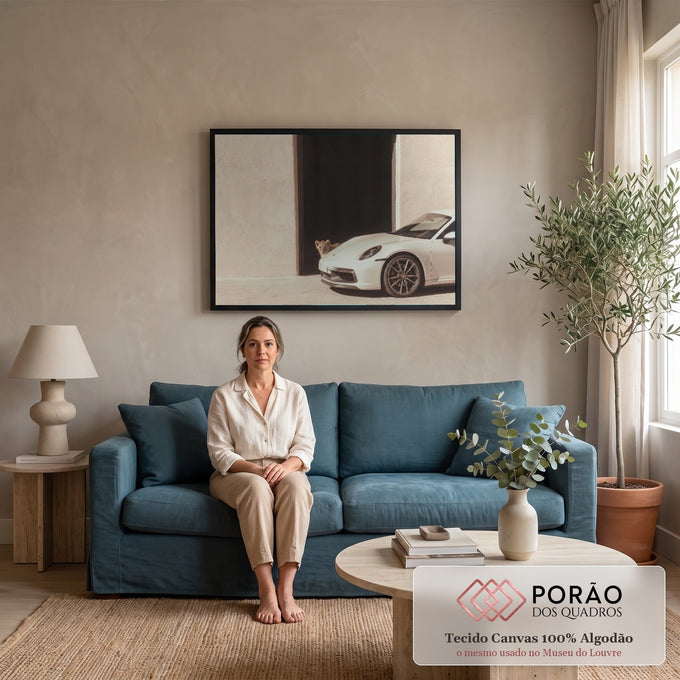 Quadro Decorativo Grande Carro Esportivo para Sala Branco | quadros decorativos para sala de estar | carro esportivo branco estacionado com filhote de leão espiando de uma porta escura | em ambiente 3 | Porao dos Quadros