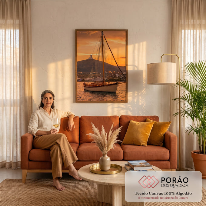 Veleiro ancorado ao pôr do sol laranja com farol na colina e vila grega branca, quadro decorativo