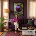 Pássaro bordô de peito lilás pousado em galho com musgo e bromélia, fundo verde desfocado, quadro decorativo