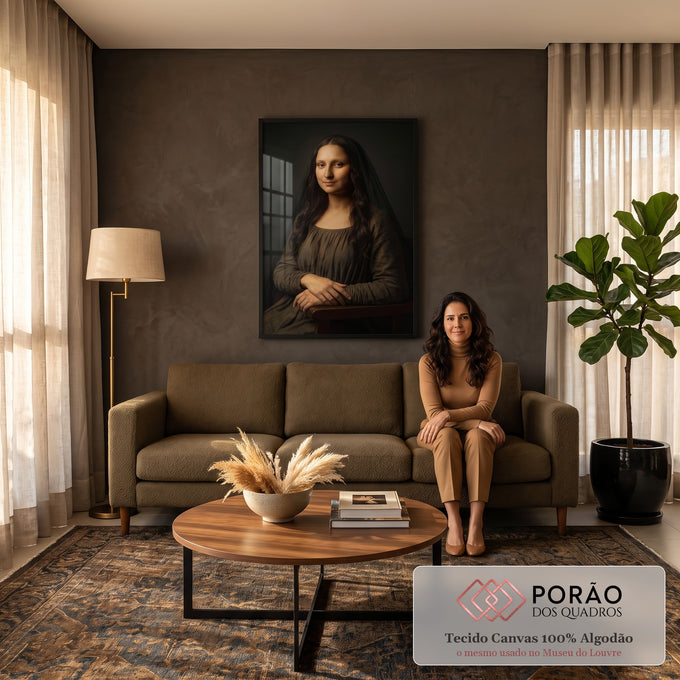 Quadro Decorativo Grande Mona Lisa Feminino para Sala Marrom | quadros decorativos para sala de estar | mulher com véu preto e vestido marrom em pose clássica inspirada na Mona Lisa | em ambiente 3 | Porao dos Quadros