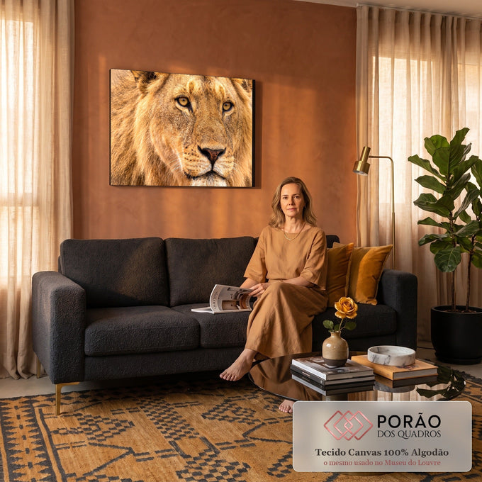 Quadro Decorativo Grande Rosto de Leão para Sala Dourado | quadros decorativos para sala de estar | close de rosto de leão jovem com juba dourada e olhar fixo | em ambiente 3 | Porao dos Quadros