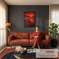 Píer de madeira em lago enevoado com barco e sol vermelho entre montanhas, quadro decorativo