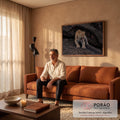 Quadro Decorativo Grande Leopardo Rosnando Rosnado para Sala | quadros decorativos para sala de estar | leopardo rosnando com garras à mostra sobre rochas escuras | em ambiente 3 | Porao dos Quadros