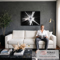 Fotografia preto e branco de avião voando entre arranha-céus vistos de baixo, quadro decorativo