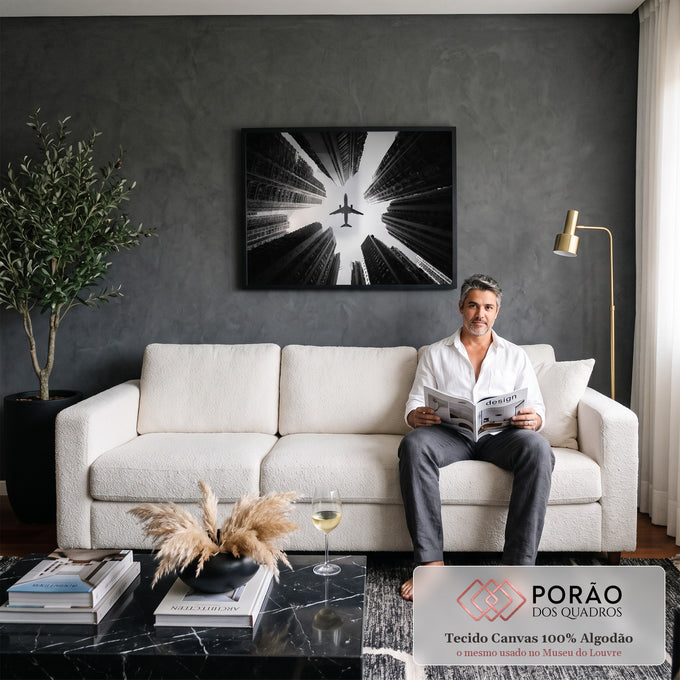 Fotografia preto e branco de avião voando entre arranha-céus vistos de baixo, quadro decorativo