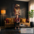 Close de rosto de mulher com olho castanho, folhas de ouro e pinceladas vermelhas e azuis, quadro decorativo